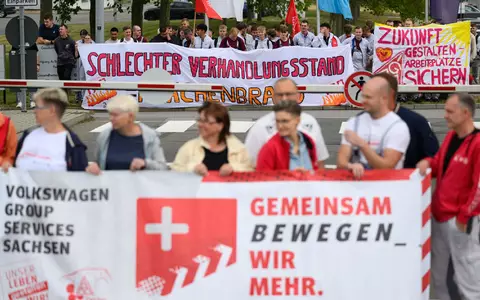 Beschäftigte von Volkswagen und seinen Zulieferern machen am Werkstor in Zwickau ihrer Sorge um die Zukunft des Standortes Luft.  - Foto: Hendrik Schmidt/dpa