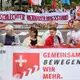 Beschäftigte von Volkswagen und seinen Zulieferern machen am Werkstor in Zwickau ihrer Sorge um die Zukunft des Standortes Luft.  - Bild: Hendrik Schmidt/dpa