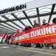 Vor der Betriebsversammlung von VW in Zwickau demonstrieren Beschäftigte am Werkstor.  - Bild: Hendrik Schmidt/dpa