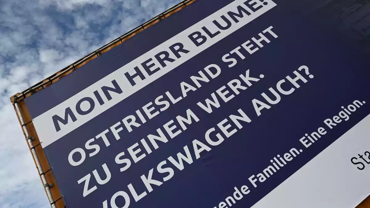 VW-Chef Blume wird in Emden mit einem Schriftzug und der Frage nach der Zukunft begrüßt.  - Bild: Lars Penning/dpa