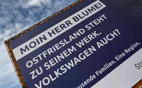 VW-Chef Blume wird in Emden mit einem Schriftzug und der Frage nach der Zukunft begrüßt.  - Foto: Lars Penning/dpa