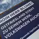 VW-Chef Blume wird in Emden mit einem Schriftzug und der Frage nach der Zukunft begrüßt.  - Bild: Lars Penning/dpa