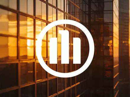 Moderne Glasfassade eines Bürogebäudes im goldenen Licht als Symbol für Stabilität und finanzielle Stärke. - Foto: über boerse-global.de