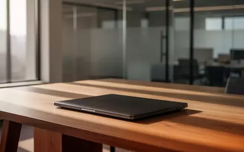 Ein geschlossener Laptop auf einem minimalistischen Schreibtisch in einem modernen, lichtdurchfluteten Büro. - Foto: über boerse-global.de