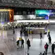 Reisende müssen sich kaum Sorgen machen: Es ist sehr unwahrscheinlich, sich anzustecken. (Symbolbild) - Bild: Hannes P Albert/dpa