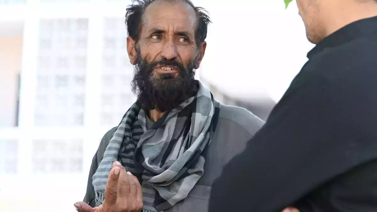 Bahadur Khan trauert um seine Zwillingstöchter, die in der Brandkatastrophe ums Leben kamen. - Bild: Mathis Richtmann/dpa