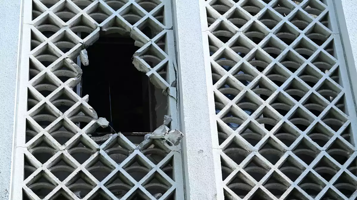 Rettungskräfte berichten, dass sie die Fenstervergitterungen der Säuglingsstation aufbrechen mussten. - Bild: Mathis Richtmann/dpa