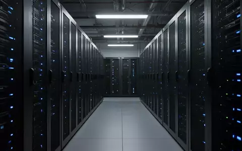 Moderne Serverräume in einem Finanzinstitut mit blauen Statusleuchten in einer dunklen, professionellen Umgebung. - Foto: über boerse-global.de