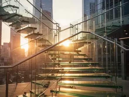 Abstrakte Treppe aus Glas, die in goldenem Licht aufsteigt, als Symbol für steigende Kurse und finanziellen Erfolg. - Foto: über boerse-global.de