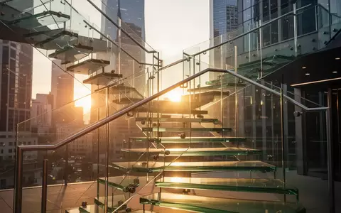 Abstrakte Treppe aus Glas, die in goldenem Licht aufsteigt, als Symbol für steigende Kurse und finanziellen Erfolg. - Foto: über boerse-global.de