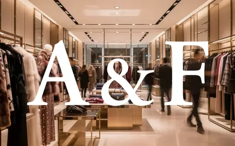 Modernes, gehobenes Einzelhandelsgeschäft mit verschwommenen Silhouetten von Kunden und eleganter Beleuchtung. - Foto: über boerse-global.de