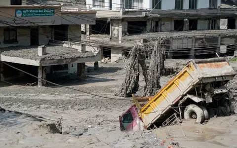 Ein Lkw versinkt in den Schlammmassen. - Foto: Niranjan Shrestha/AP/dpa