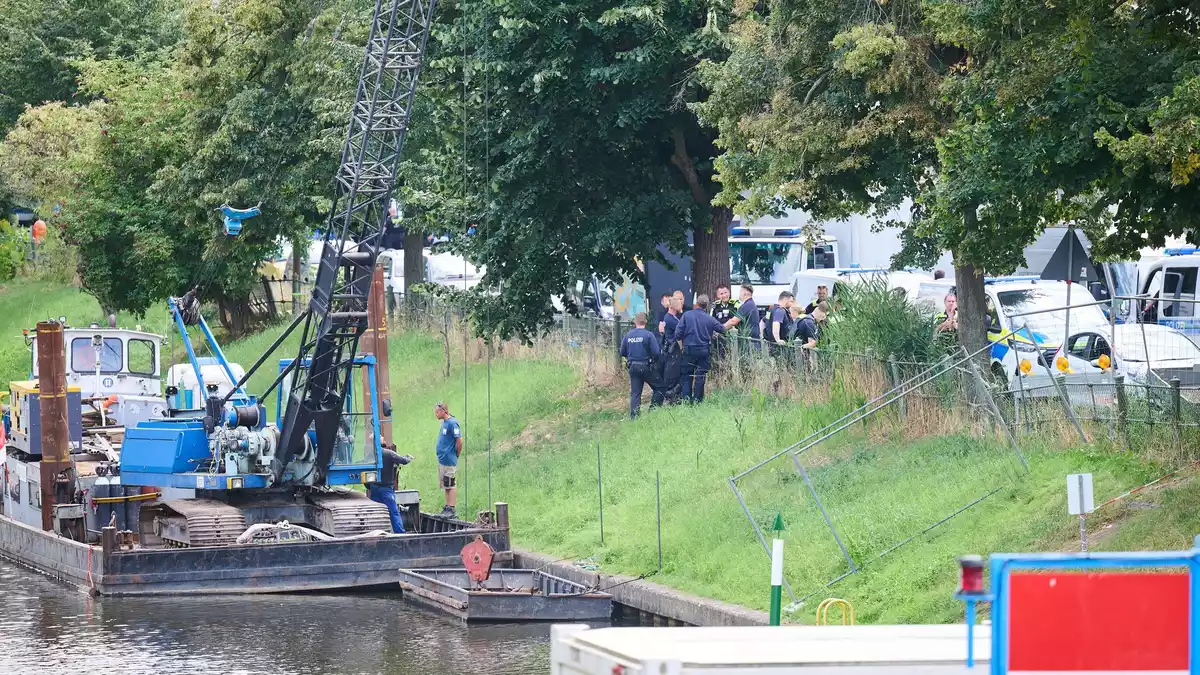 In Berlin-Neukölln ist auf dem Grund des Schifffahrtskanals eine Fliegerbombe gefunden worden. - Bild: Annette Riedl/dpa