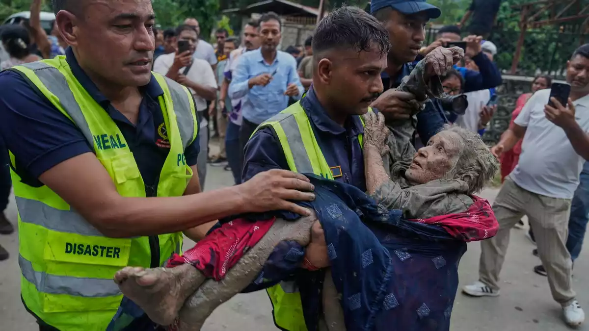 Viele Rettungskräfte sind im Einsatz. - Bild: Niranjan Shrestha/AP/dpa