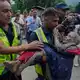 Viele Rettungskräfte sind im Einsatz. - Bild: Niranjan Shrestha/AP/dpa