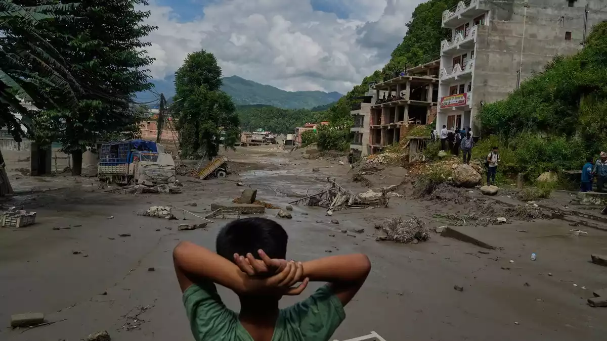 Die Sturzflut hat eine schwere Spur der Zerstörung in ein Flusstal zwischen Nepal und Tibet gezogen. - Bild: Niranjan Shrestha/AP/dpa