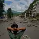 Die Sturzflut hat eine schwere Spur der Zerstörung in ein Flusstal zwischen Nepal und Tibet gezogen. - Bild: Niranjan Shrestha/AP/dpa