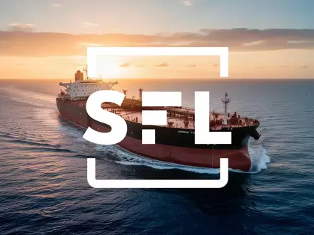 Ein großer Öltanker auf dem offenen Ozean bei Sonnenaufgang, symbolisch für den Aufschwung im Tankersektor. - Foto: über boerse-global.de