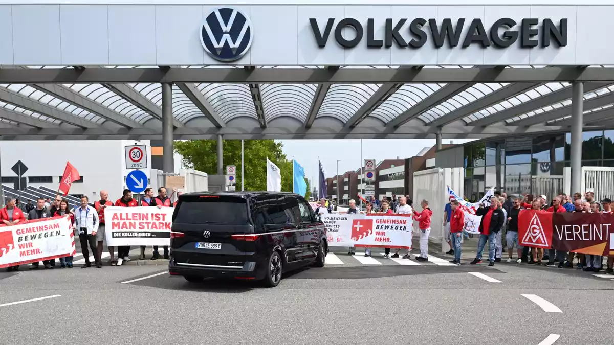 Der Bus mit VW-Vorstandchef Oliver Blume wird von Beschäftigten in Zwickau mit einer Demonstration für den Erhalt des Standortes in Empfang genommen. - Bild: Hendrik Schmidt/dpa
