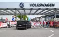 Der Bus mit VW-Vorstandchef Oliver Blume wird von Beschäftigten in Zwickau mit einer Demonstration für den Erhalt des Standortes in Empfang genommen. - Foto: Hendrik Schmidt/dpa