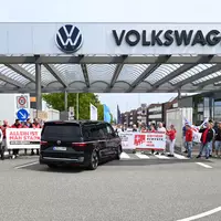 Der Bus mit VW-Vorstandchef Oliver Blume wird von Beschäftigten in Zwickau mit einer Demonstration für den Erhalt des Standortes in Empfang genommen. - Foto: Hendrik Schmidt/dpa
