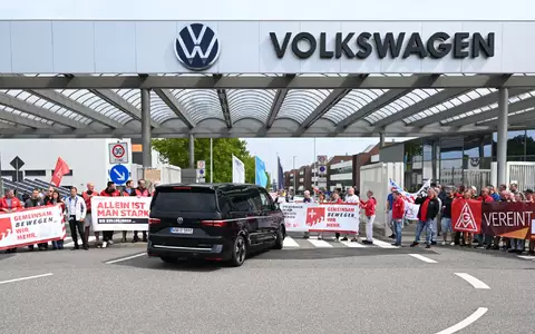Der Bus mit VW-Vorstandchef Oliver Blume wird von Beschäftigten in Zwickau mit einer Demonstration für den Erhalt des Standortes in Empfang genommen. - Foto: Hendrik Schmidt/dpa