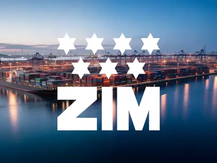 Ein moderner Containerhafen bei Dämmerung, der den globalen Seehandel und die Logistikbranche symbolisiert. - Foto: über boerse-global.de