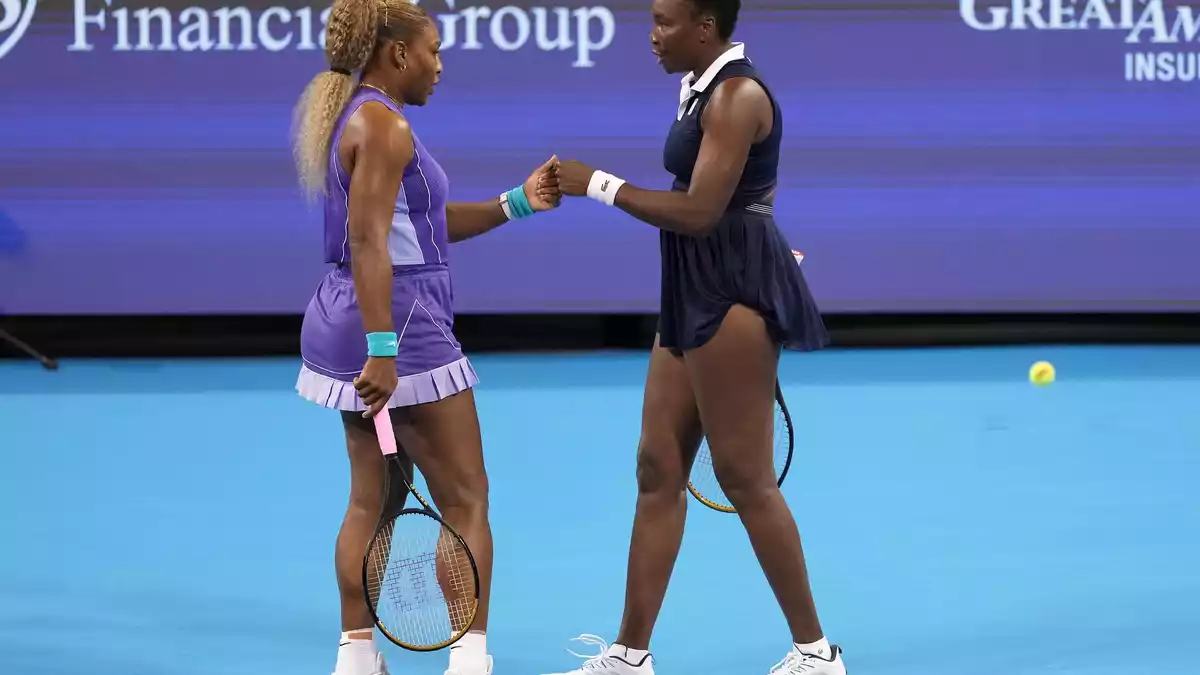 Serena Williams (l) und Venus Williams werden auch bei den US Open im Doppel antreten. (Archivbild) - Bild: Kareem Elgazzar/AP/dpa