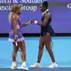Serena Williams (l) und Venus Williams werden auch bei den US Open im Doppel antreten. (Archivbild) - Bild: Kareem Elgazzar/AP/dpa