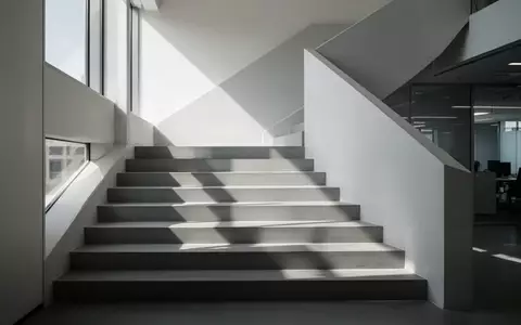 Helle, moderne Treppe in einem minimalistischen Gebäude mit natürlichem Lichteinfall. - Foto: über boerse-global.de