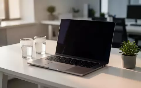 Ein moderner, minimalistischer Schreibtisch mit einem Laptop in einem hellen, professionellen Arbeitsumfeld. - Foto: über boerse-global.de