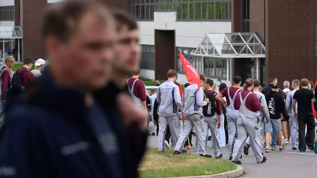 Nach einem Protest am Werkstor strömen Beschäftigte des Volkswagen-Werkes Zwickau zur Betriebsversammlung, bei der VW-Chef Oliver Blume spricht.  - Bild: Hendrik Schmidt/dpa