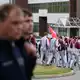 Nach einem Protest am Werkstor strömen Beschäftigte des Volkswagen-Werkes Zwickau zur Betriebsversammlung, bei der VW-Chef Oliver Blume spricht.  - Bild: Hendrik Schmidt/dpa