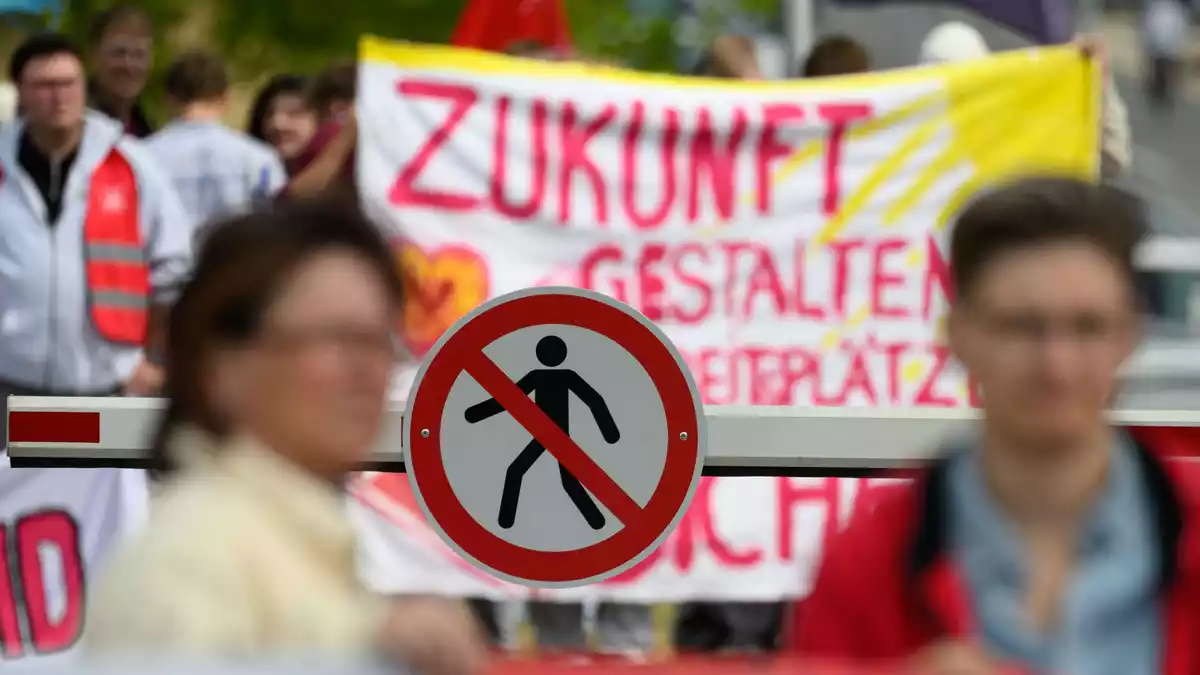 Welche Zukunft hat das VW-Werk in Zwickau? Vor einer Betriebsversammlung demonstrieren Beschäftigte mit Kollegen von Zulieferern für den Erhalt der Autofabrik.  - Bild: Hendrik Schmidt/dpa