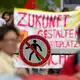 Welche Zukunft hat das VW-Werk in Zwickau? Vor einer Betriebsversammlung demonstrieren Beschäftigte mit Kollegen von Zulieferern für den Erhalt der Autofabrik.  - Bild: Hendrik Schmidt/dpa