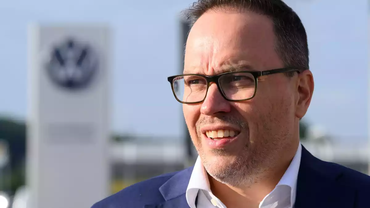Auch Sachsens Wirtschaftsminister Dirk Panter (SPD) hat auf der Betriebsversammlung zu den Beschäftigten von VW in Zwickau gesprochen.  - Bild: Hendrik Schmidt/dpa