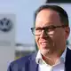 Auch Sachsens Wirtschaftsminister Dirk Panter (SPD) hat auf der Betriebsversammlung zu den Beschäftigten von VW in Zwickau gesprochen.  - Bild: Hendrik Schmidt/dpa