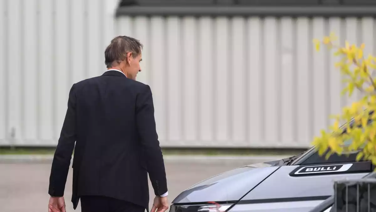 Der VW-Vorstandsvorsitzende Oliver Blume verlässt nach einer Betriebsversammlung das VW-Werk in Zwickau. - Bild: Hendrik Schmidt/dpa