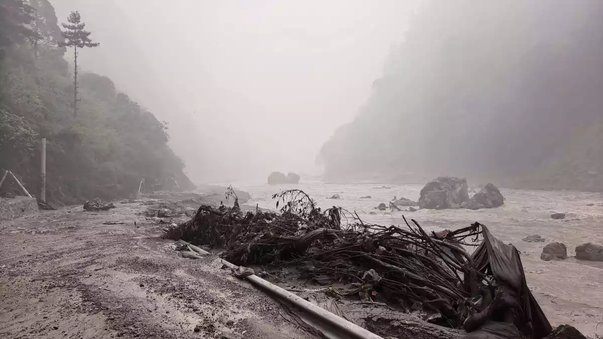 Auf diesem von der Nachrichtenagentur Xinhua veröffentlichten Foto ist ein schlammiges Flussufer mit Trümmern in der Nähe des Hafens von Gyirong in der Autonomen Region Tibet im Südwesten Chinas zu sehen. - Bild: Anonymous/Xinhua/AP/dpa