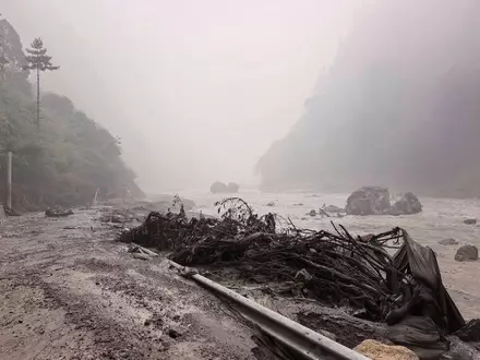 Auf diesem von der Nachrichtenagentur Xinhua veröffentlichten Foto ist ein schlammiges Flussufer mit Trümmern in der Nähe des Hafens von Gyirong in der Autonomen Region Tibet im Südwesten Chinas zu sehen. - Foto: Anonymous/Xinhua/AP/dpa