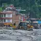 Rettungskräfte setzen Baumaschinen ein, um unter Wasser stehende Häuser nach Sturzfluten entlang des Trishuli-Flusses im nepalesischen Distrikt Nuwakot zu erreichen. - Bild: Niranjan Shrestha/AP/dpa
