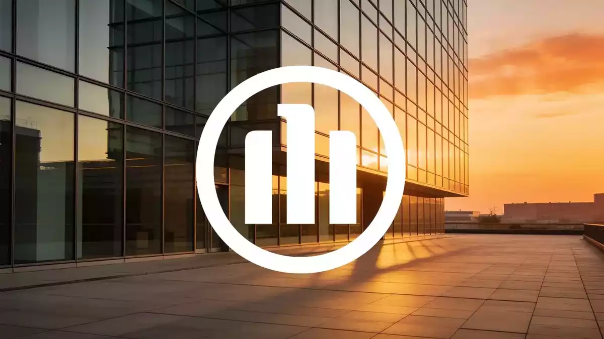 Allianz Stock Near Peak as Analyst Targets Diverge, Data Center Push Emerges