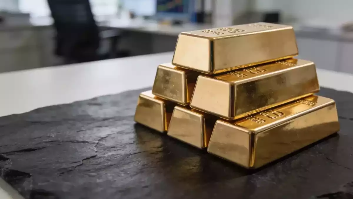 Gold Rally Stalls as Treasury-Fed Clash Over $40T Debt Intensifies