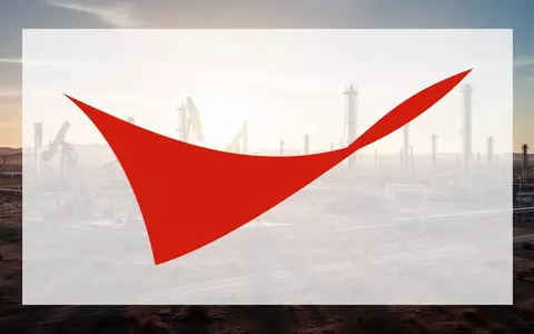 Weitläufige Industrielandschaft eines Ölfeldes in der Abenddämmerung mit Fokus auf Infrastruktur. - Foto: über boerse-global.de