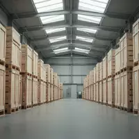 Modernes Industrielager mit ordentlich gestapelten Holzpaletten in natürlichem Tageslicht. - Foto: über boerse-global.de
