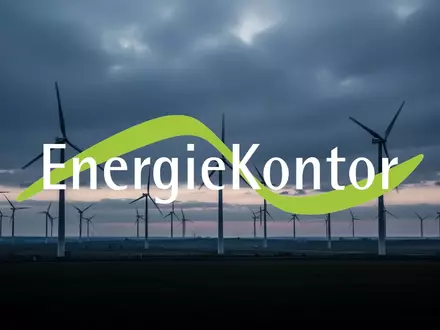 Moderner Windpark in der Dämmerung unter einem bewölkten Himmel als Symbol für den Sektor erneuerbare Energien. - Foto: über boerse-global.de
