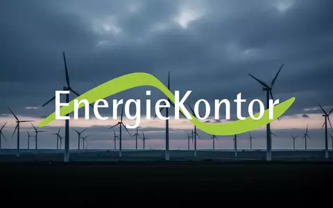 Moderner Windpark in der Dämmerung unter einem bewölkten Himmel als Symbol für den Sektor erneuerbare Energien. - Foto: über boerse-global.de