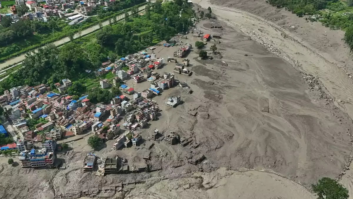 Nach Sturzfluten im nepalesischen Distrikt Nuwakot stehen beschädigte Häuser gefährlich nahe an den angeschwollenen, mit Treibgut verstopften Ufern des Trishuli-Flusses. - Bild: Niranjan Shrestha/AP/dpa