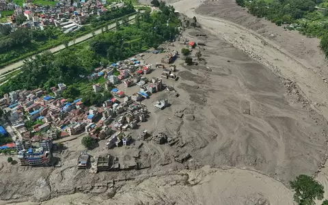 Nach Sturzfluten im nepalesischen Distrikt Nuwakot stehen beschädigte Häuser gefährlich nahe an den angeschwollenen, mit Treibgut verstopften Ufern des Trishuli-Flusses. - Foto: Niranjan Shrestha/AP/dpa