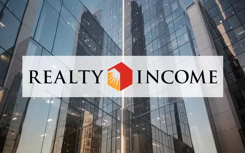 Moderne Glasfassade eines Bürogebäudes bei klarem Himmel als Symbol für Immobilieninvestitionen - Foto: über boerse-global.de